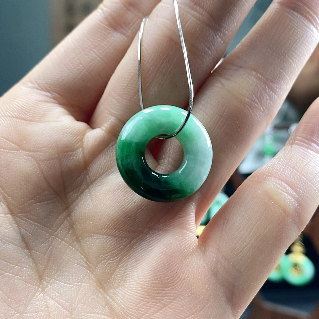 翡翠吊坠(赠链)未镶嵌翡翠