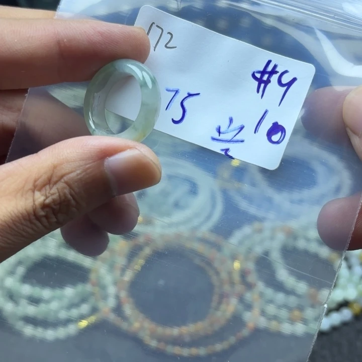 颈饰未镶嵌翡翠戒指