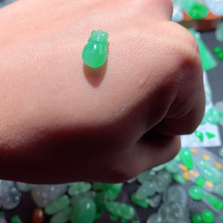 翡翠未镶嵌颈饰钱袋