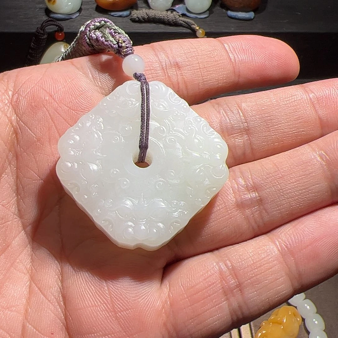 颈饰未镶嵌和田玉石*