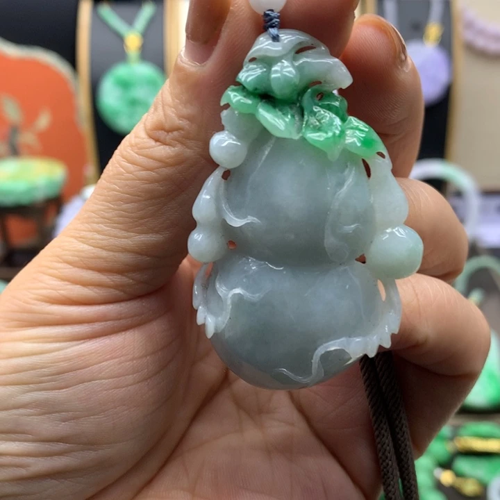 翡翠未镶嵌吊坠(赠链)