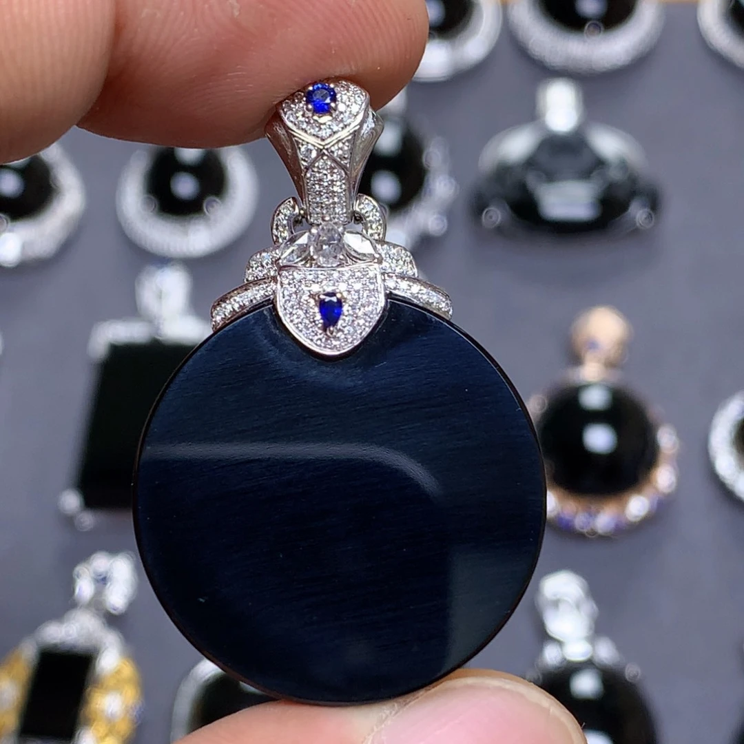 颈饰18K金镶嵌翡翠墨翠无事牌