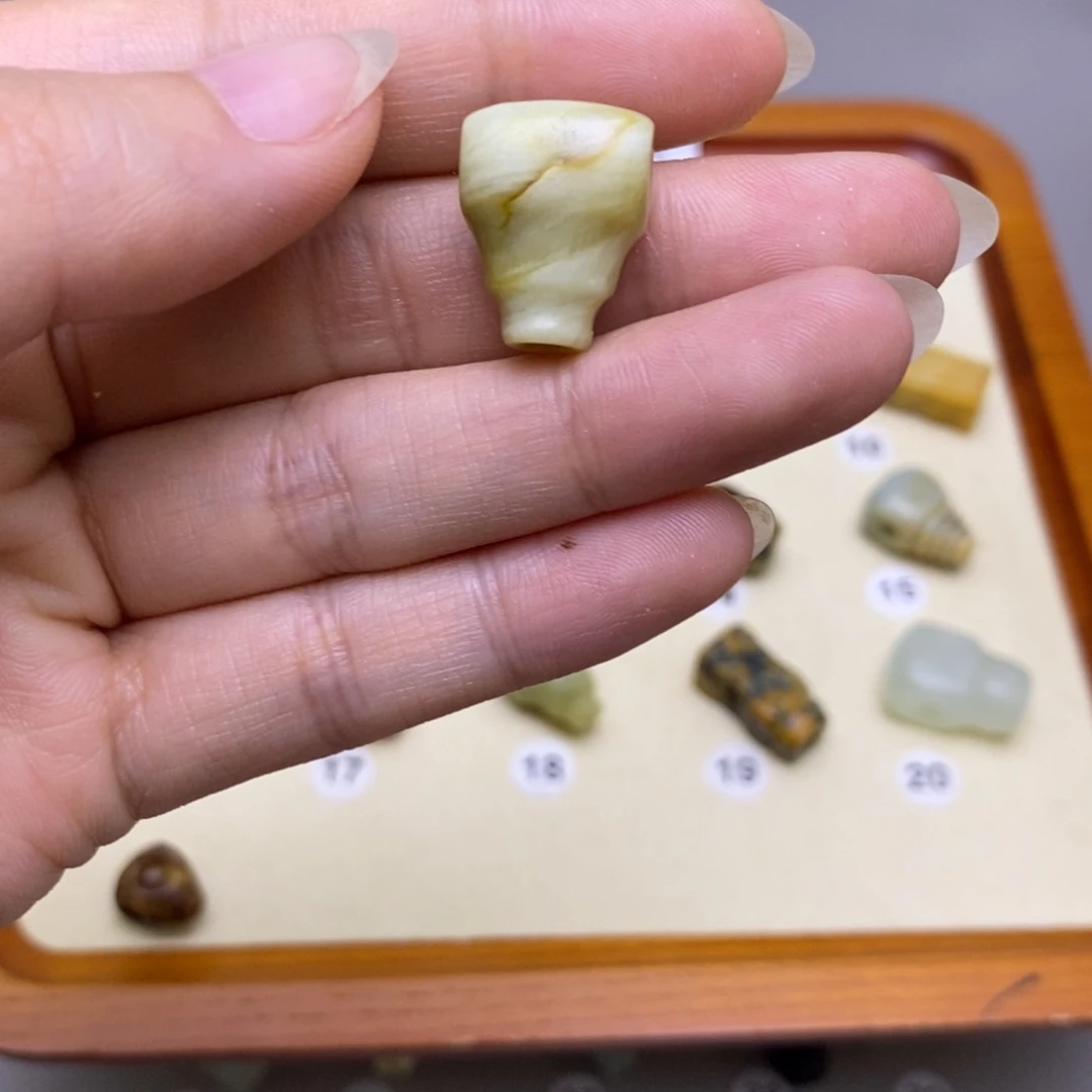 孟***你蛇纹石玉未镶嵌配饰