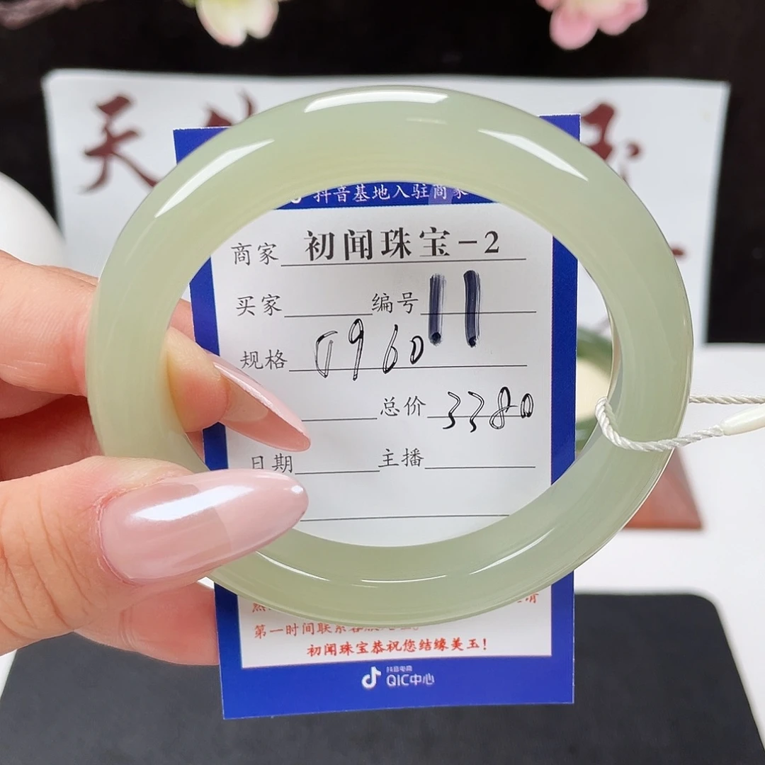 猫***朵和田玉未镶嵌手镯