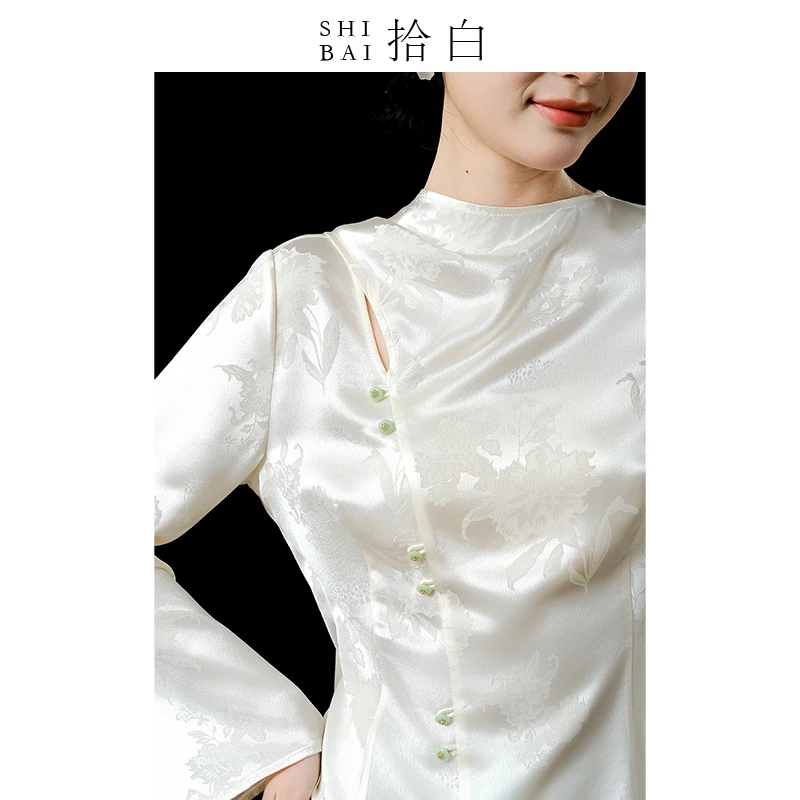 拾白醋酸缎面提花新中式日常米白温婉气质氛围感女修身上衣SU3576