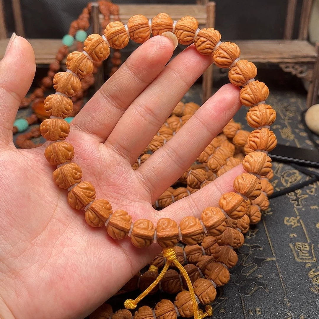 吊坠桃核小金豆手持
