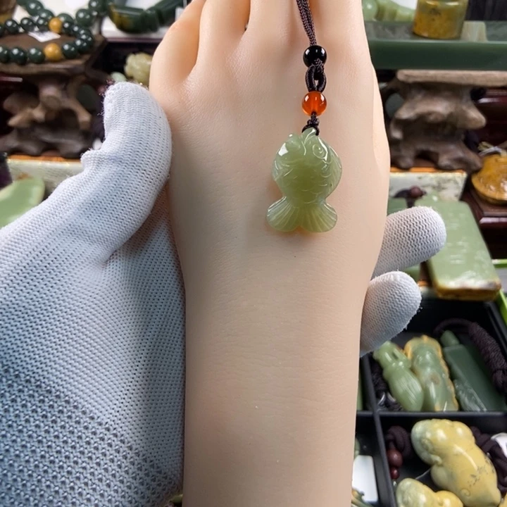 颈饰未镶嵌透闪石质玉