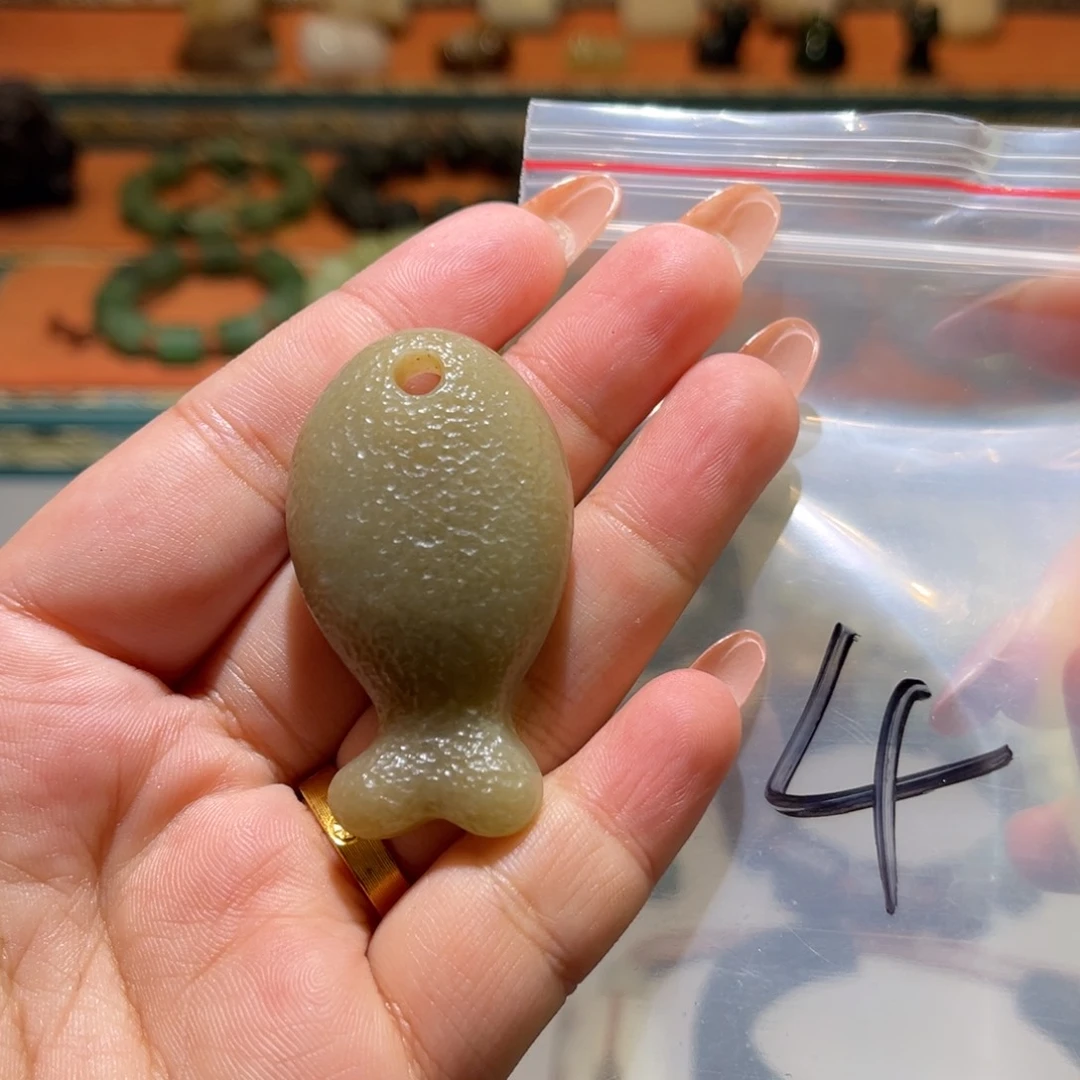 颈饰未镶嵌和田玉虎*