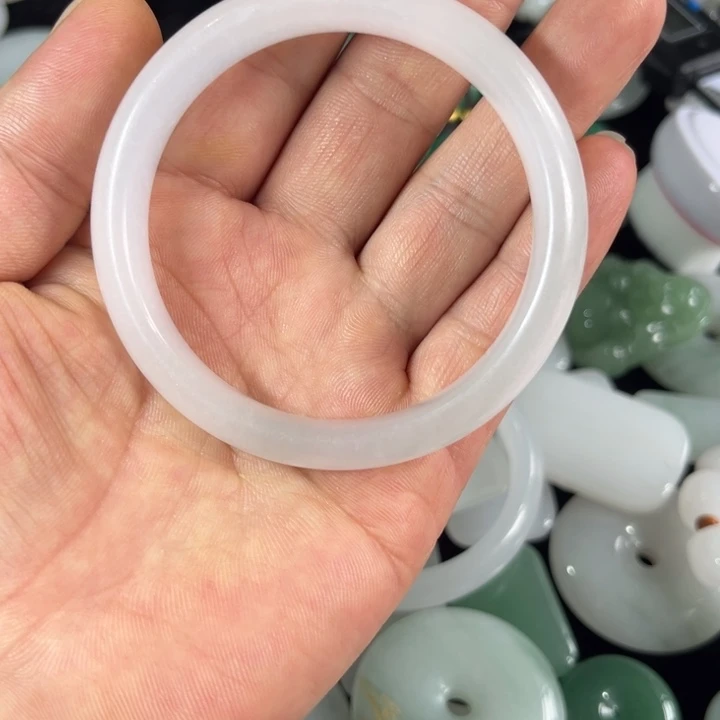 石英质玉未镶嵌颈饰