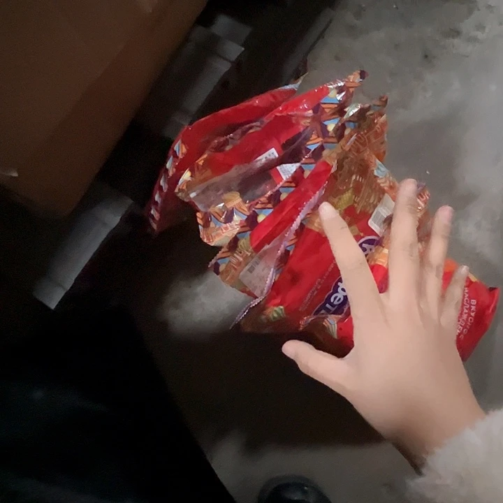 过时效巧克力糖拍一发6包。