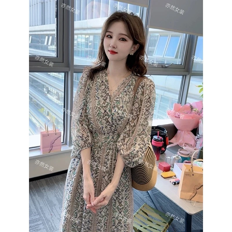 波西米亚高级感V领碎花收腰显瘦夏季中长款度假风女士连衣裙
