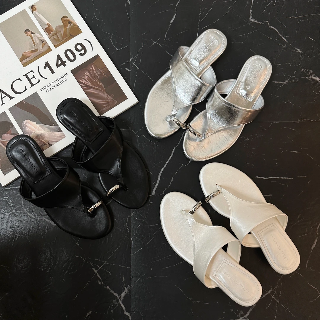 套趾圆头低跟银色拖鞋女2025夏季新款百搭度假外穿人字露趾凉拖鞋