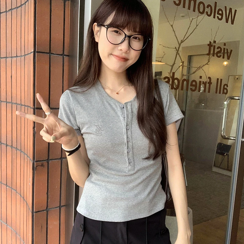 美式紧身半排扣螺纹刺绣修身百搭T恤女夏新款正肩短袖显瘦上衣女