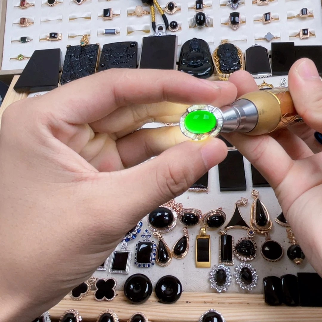 18K金镶嵌定制翡翠墨翠戒指