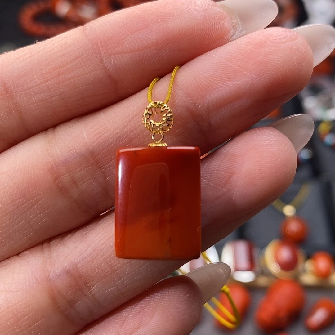南红玛瑙18K金镶嵌四川凉山瓦西无事牌吊坠