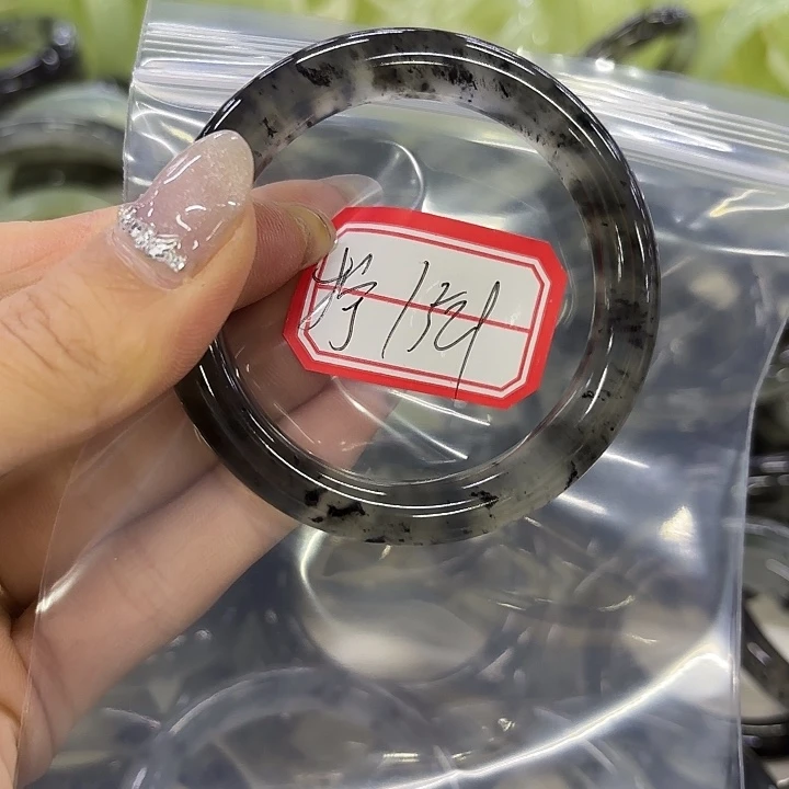 柠****蛇纹石玉未镶嵌手镯