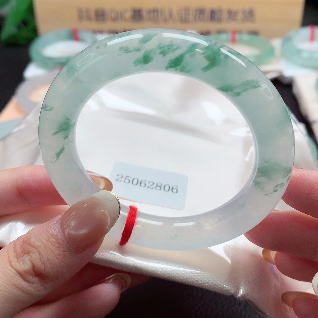 未镶嵌手镯（圆镯）翡翠天然a货翡翠