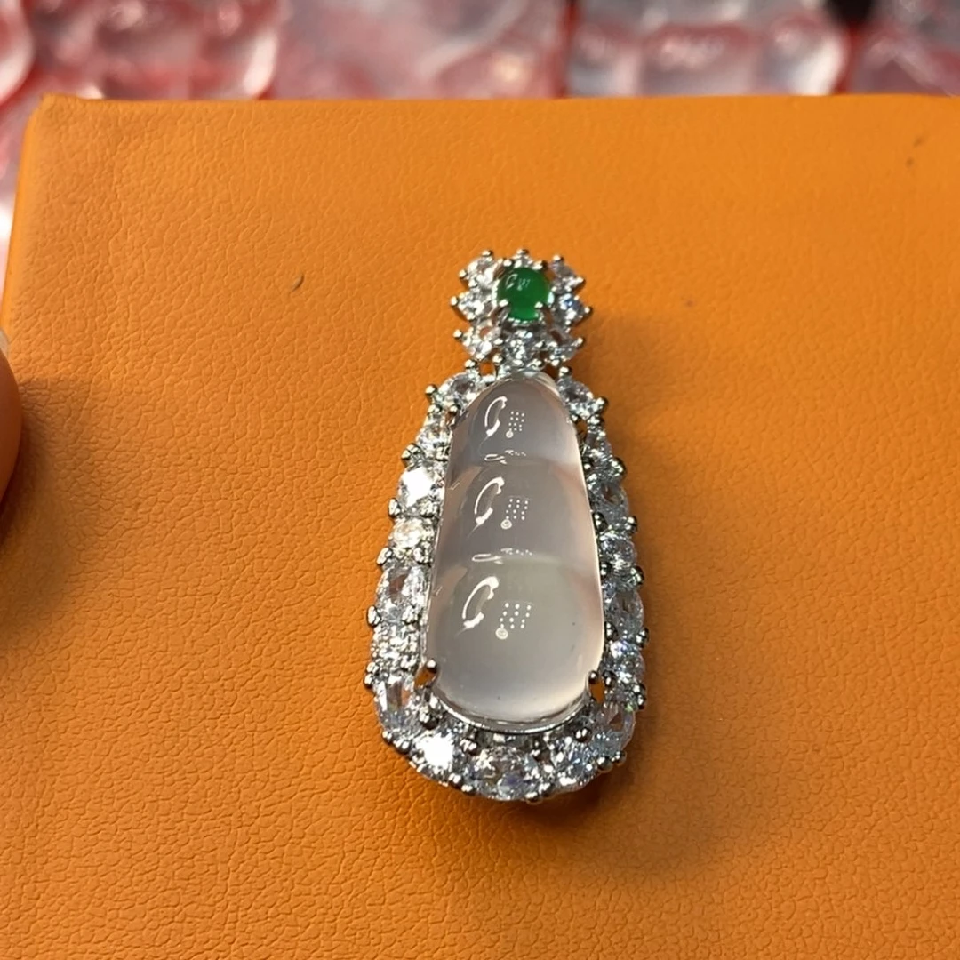 石英质玉合金吊坠