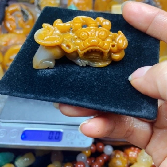 石英质玉（黄龙玉）未镶嵌颈饰