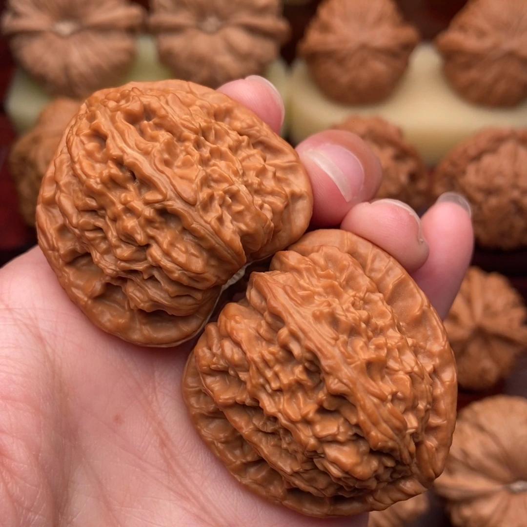 文玩核桃把件精品三角白狮子头39