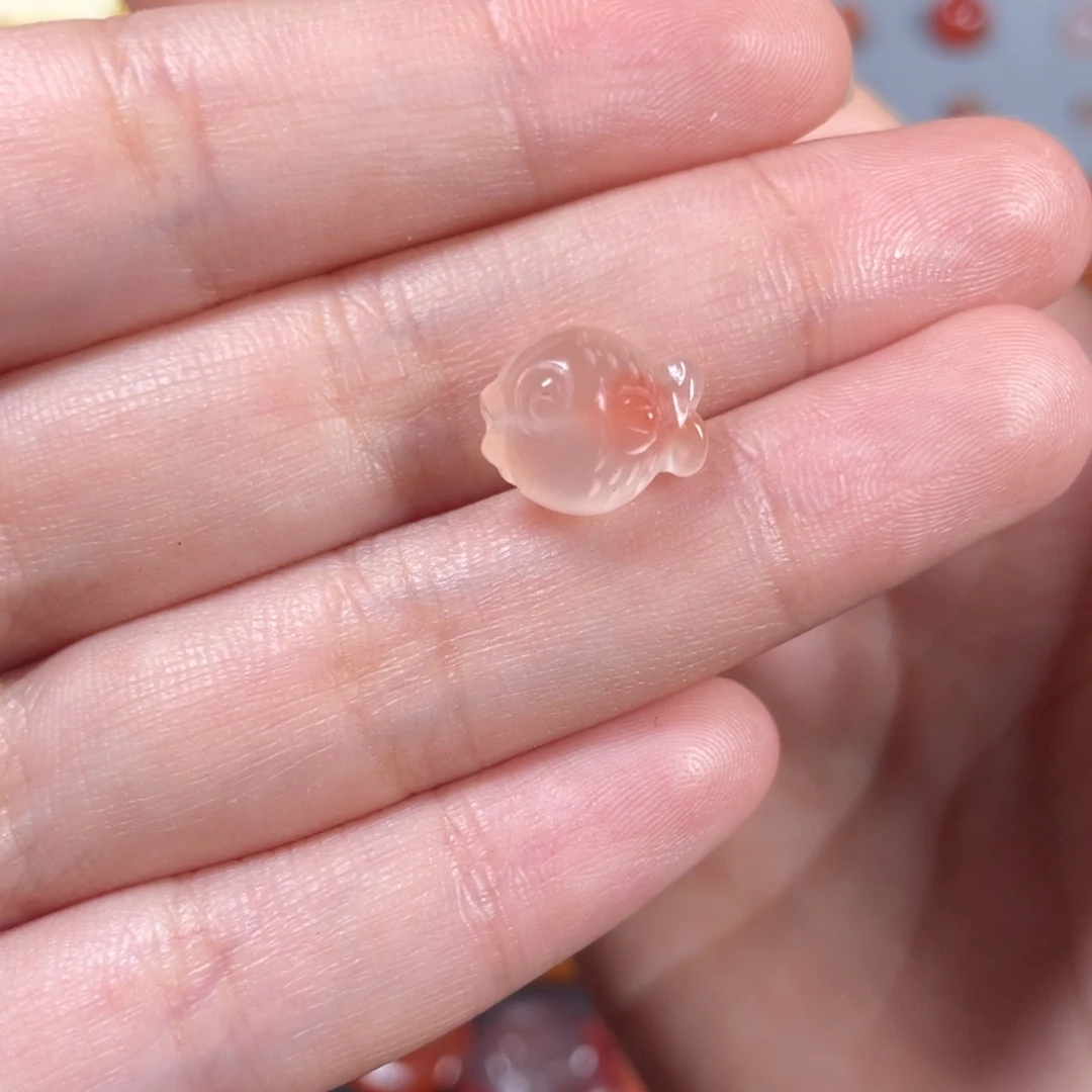 南红玛瑙冰飘小鱼未镶嵌杨*芽