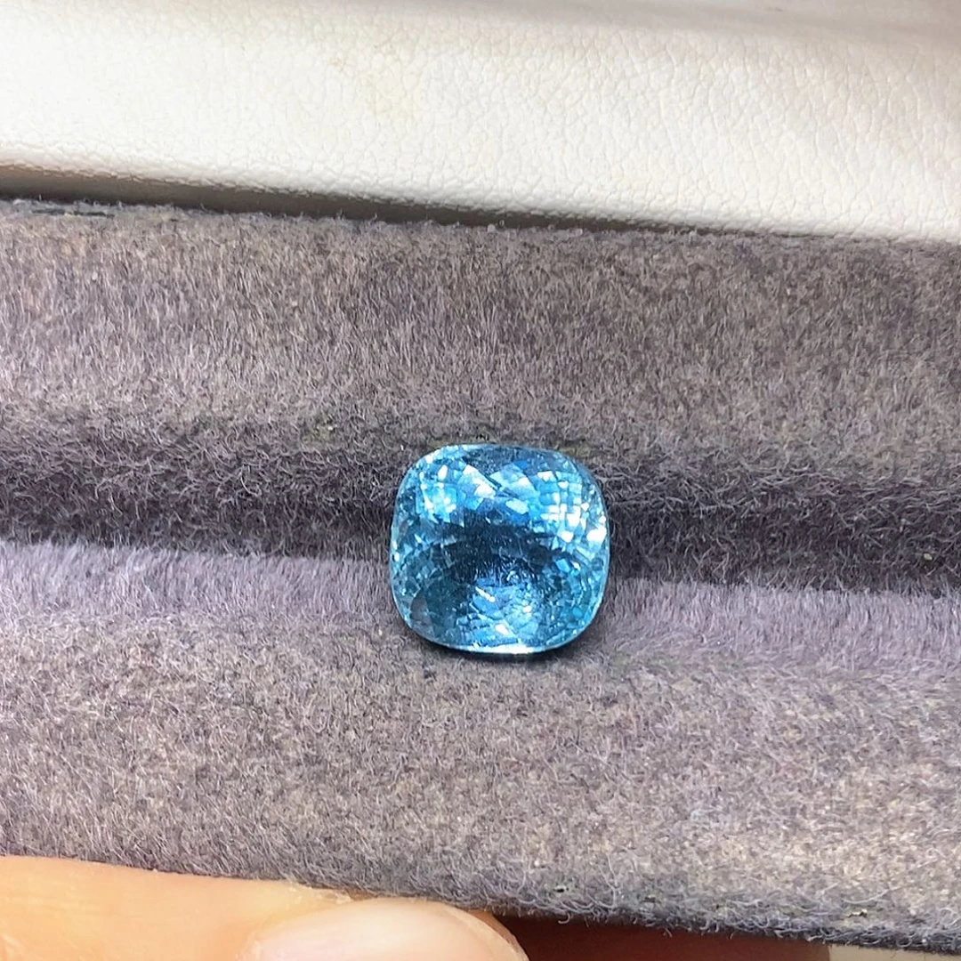 海蓝宝石裸石4.825克拉天然玻璃体满火彩圣玛利亚海蓝宝