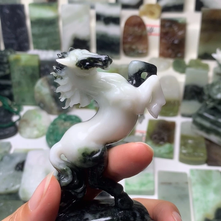 聂***)独山玉未镶嵌颈饰