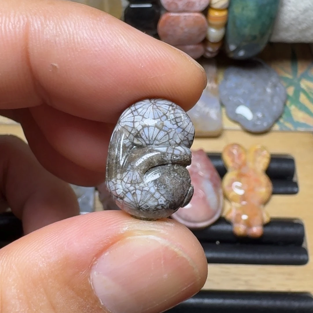 硅化玉雕刻件 抱抱兔未镶嵌