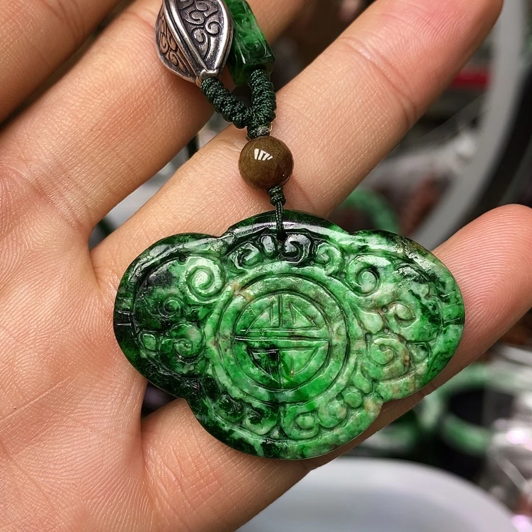 颈饰未镶嵌翡翠漂亮美眉