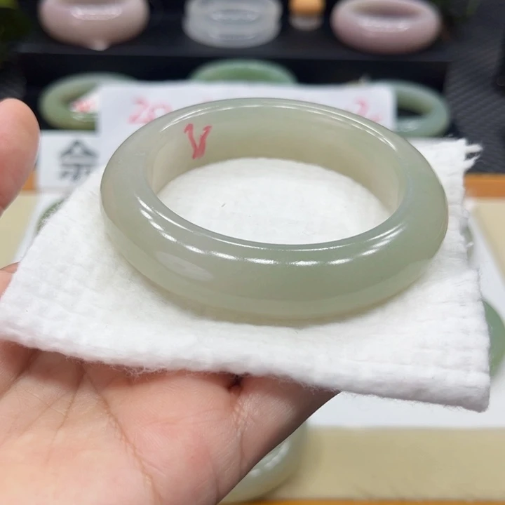 石英质玉手镯未镶嵌蔷*微