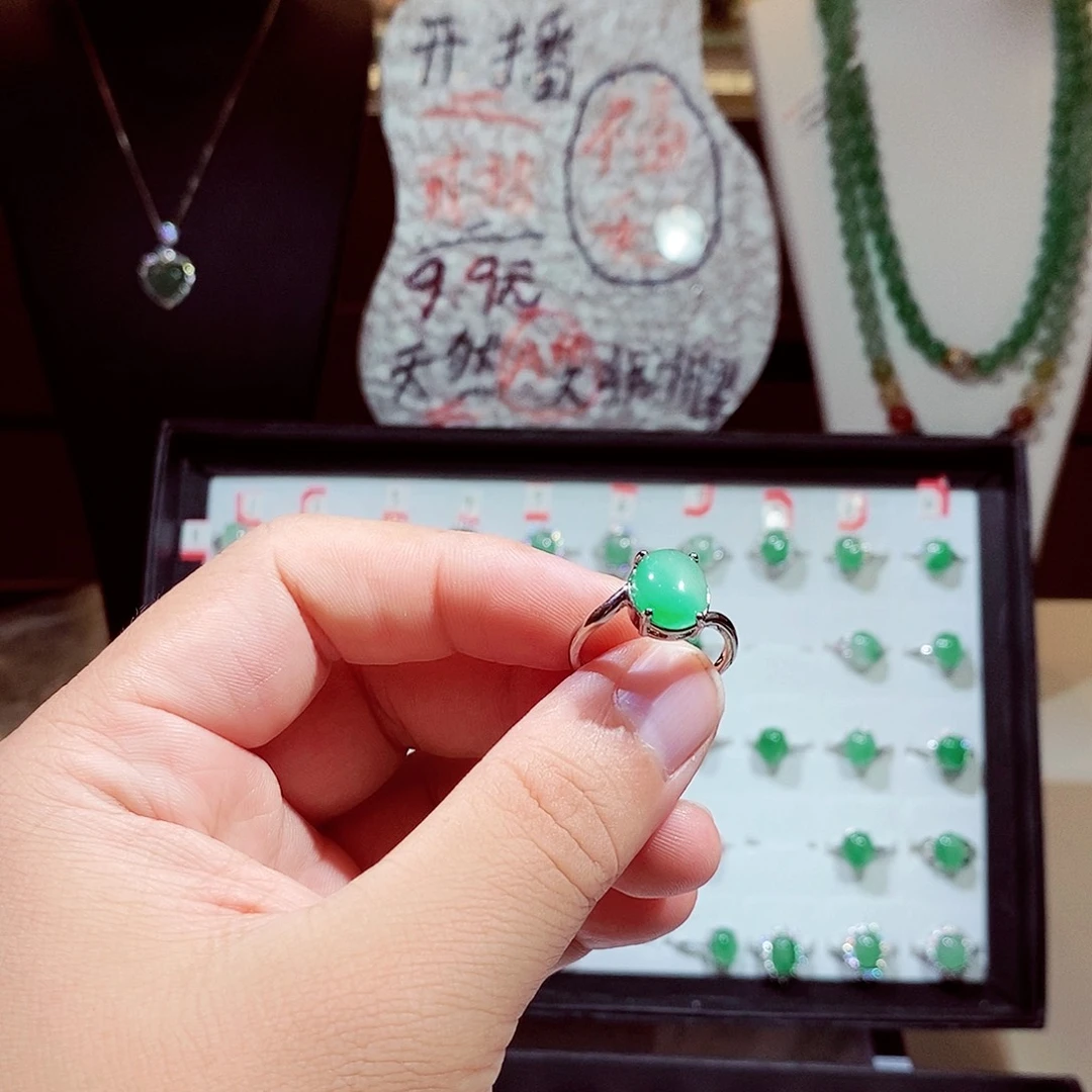 ～***～石英质玉（非洲翠）未镶嵌耳钉