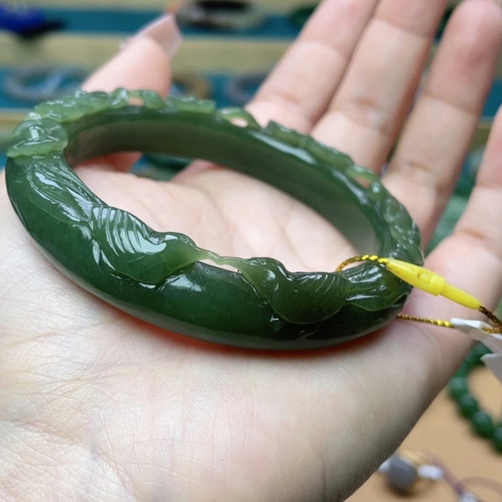 和田玉手镯60圈口。编号36未镶嵌