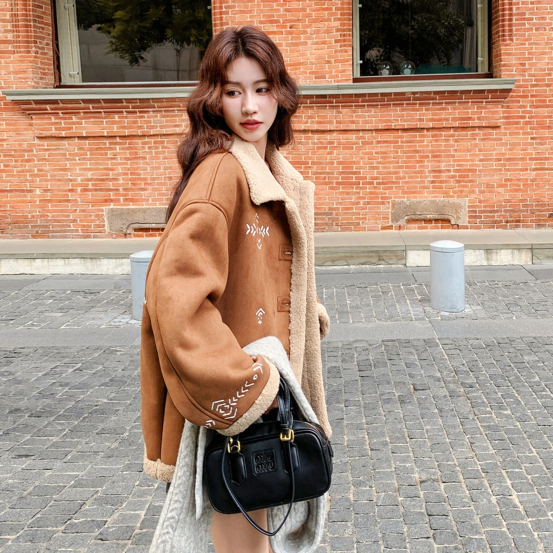 焦糖色刺绣麂皮绒羊羔毛外套女冬2025新款设计感加厚皮毛一体棉服