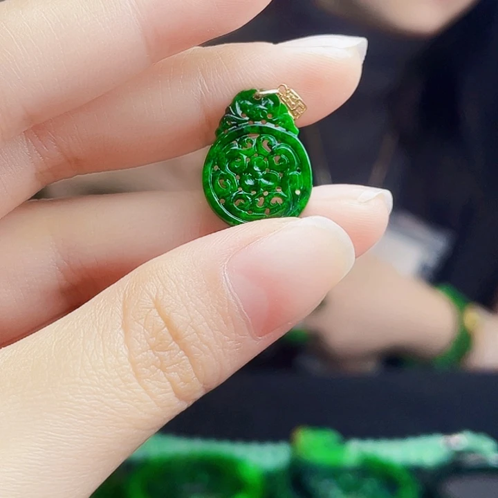 翡翠18K金镶嵌颈饰多样性