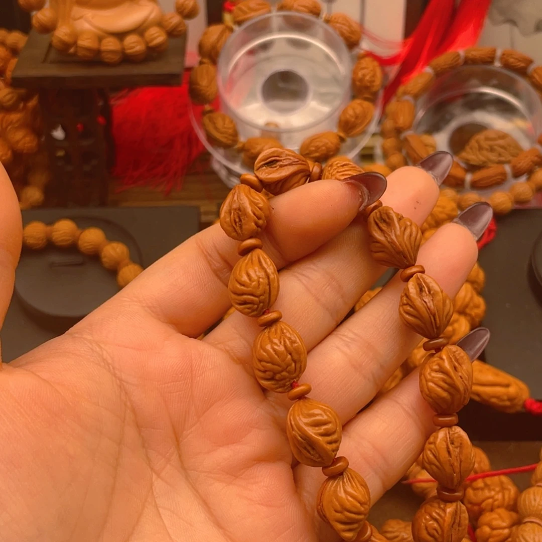 西***牛手串桃核红红火火。红红火火