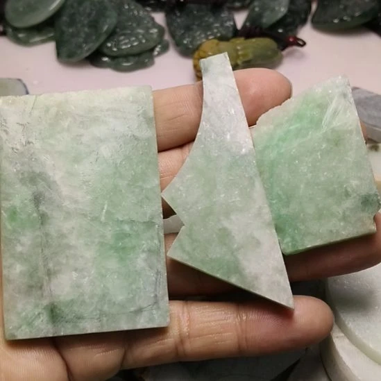 翡翠未镶嵌颈饰挂件