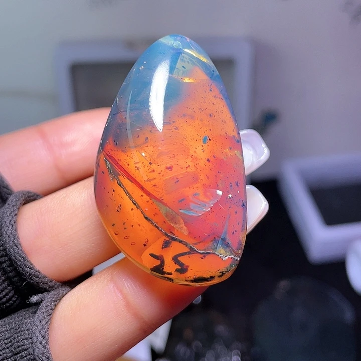 琥珀裸石未镶嵌？