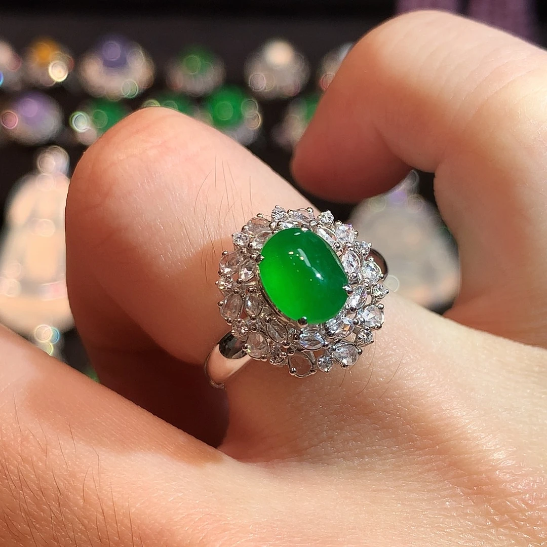 翡翠18K金镶嵌戒指高冰辣阳绿蛋面戒指