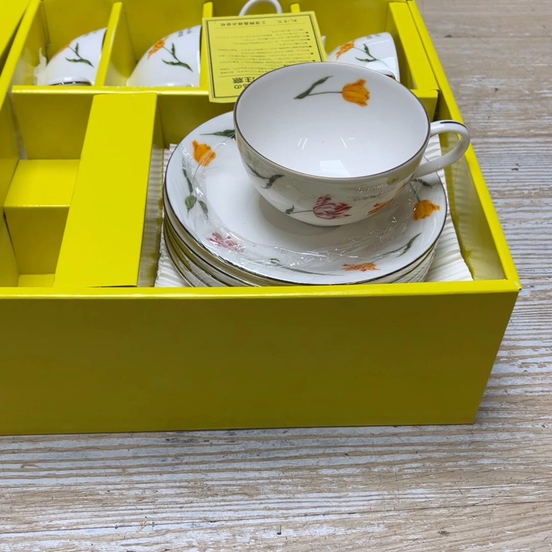 瓷片暗**影密密麻麻地写着