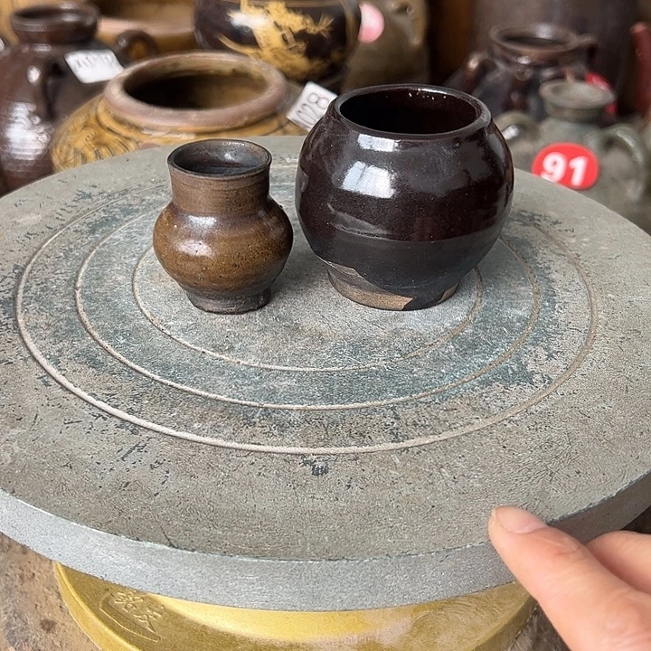 陶土两个小陶罐朋友单