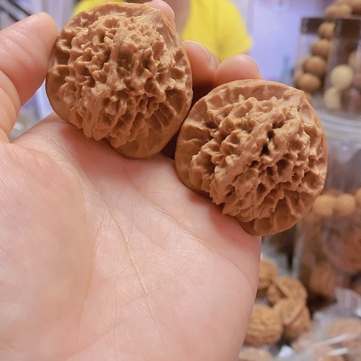 【闪购商品】文玩核桃把件44红皮乾隆纹