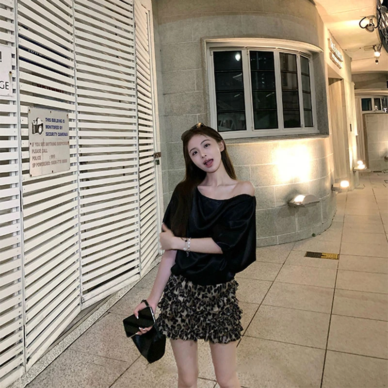 2025夏季新款chic网红同款泡泡缎面斜肩上衣配抽褶立体木耳边短裙