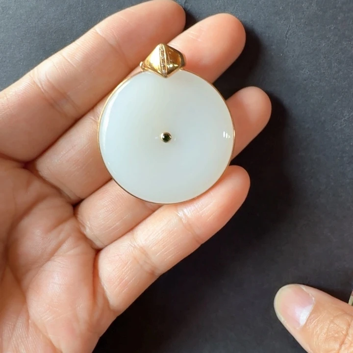 和田玉18K金镶嵌颈饰小**玉