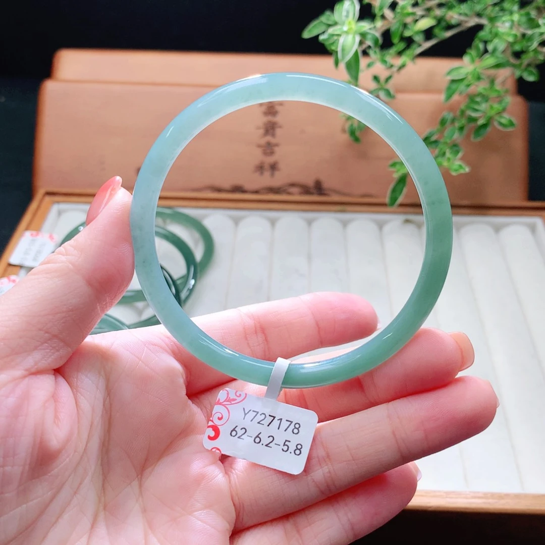 未镶嵌手镯（圆镯）翡翠