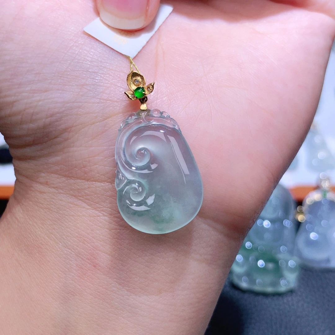 颈饰18K金镶嵌翡翠如意