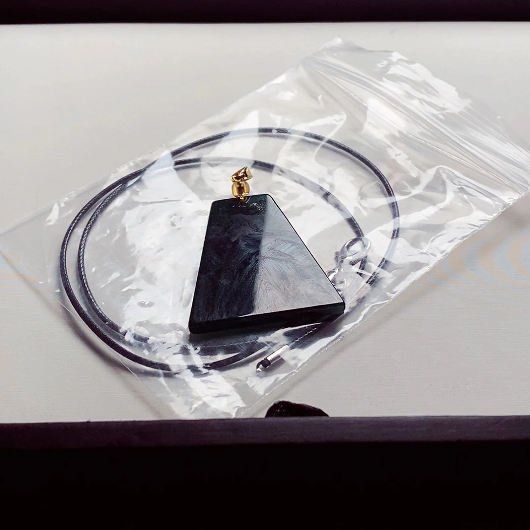 翡翠未镶嵌颈饰无事牌