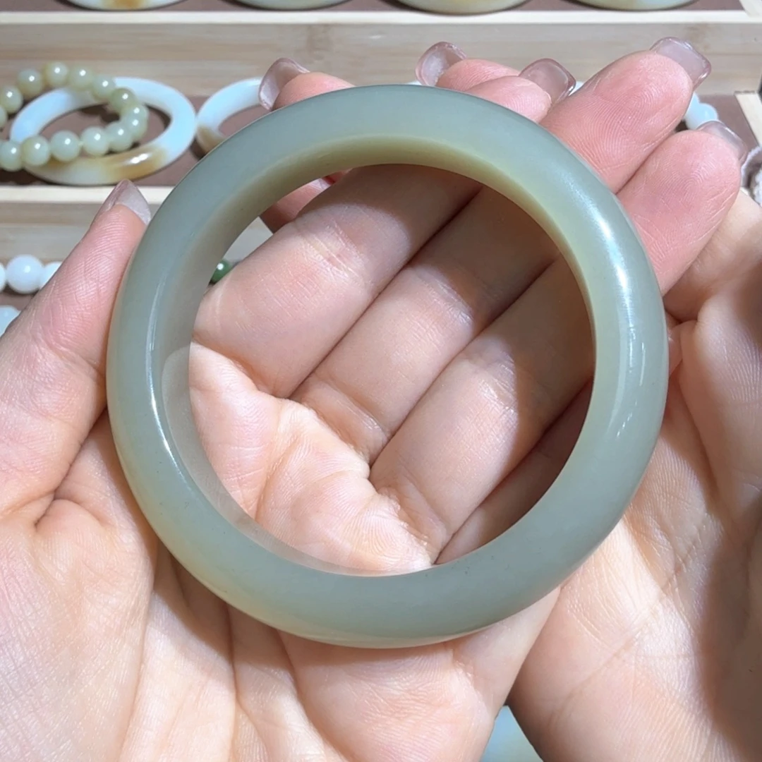 和田玉未镶嵌手镯