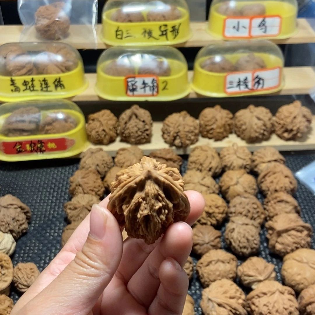 文玩核桃吊坠是****辰核桃三棱