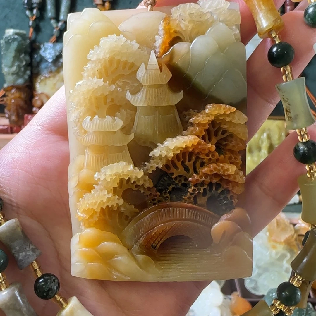 岫玉未镶嵌颈饰山水