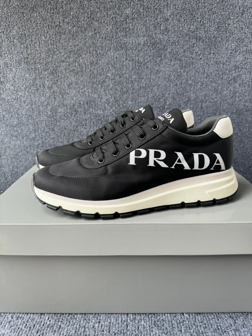 全新未使用 Prada/普拉达 43码 黑白 字母logo 尼龙 运动鞋 配盒